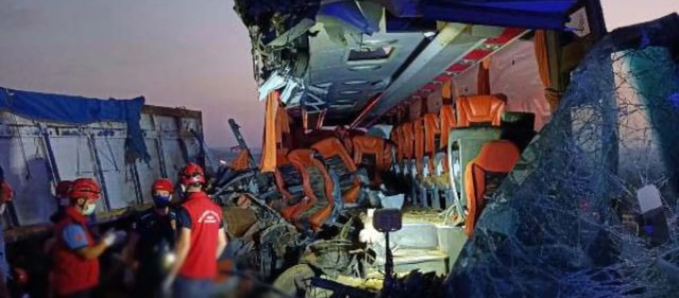 Πολύνεκρο τροχαίο στην Τουρκία - Εννέα νεκροί σε σύγκρουση λεωφορείου με φορτηγό